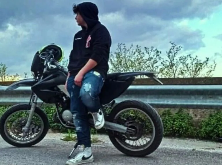 Christian muore a 15 anni due settimane dopo l’incidente: “Era l’amico di tutti”. FOTO