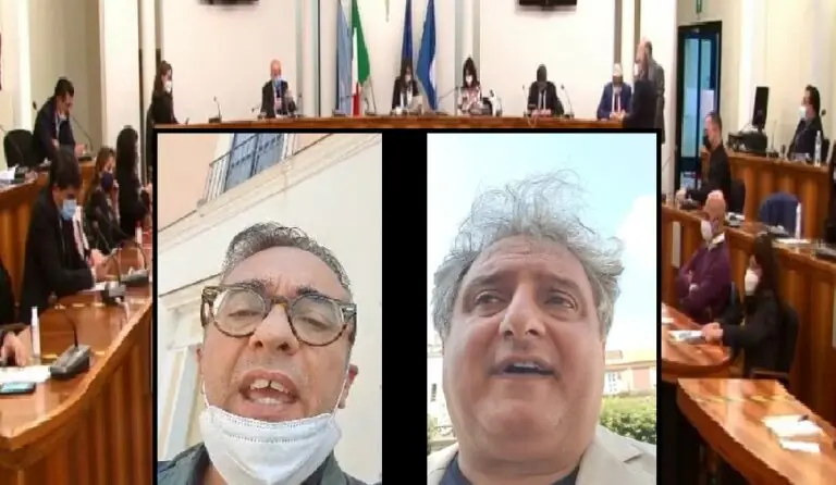 Consiglio teso, presidente chiama agenti. Rabbia opposizione: “Fascisti”