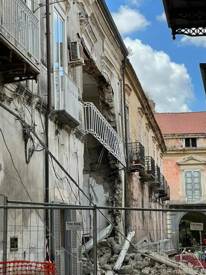 IL VIDEO. Palazzo crollato, sgomberate 14 famiglie