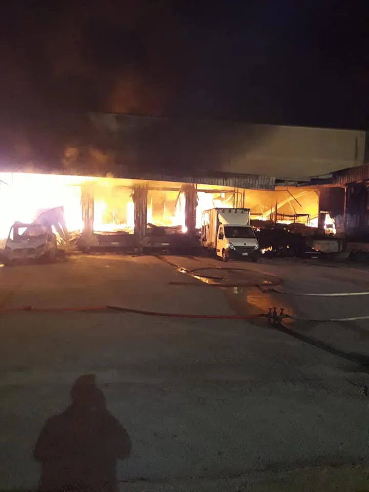 Fabbrica del caffè distrutta dalle fiamme: calciatore del Napoli partecipa a raccolta fondi