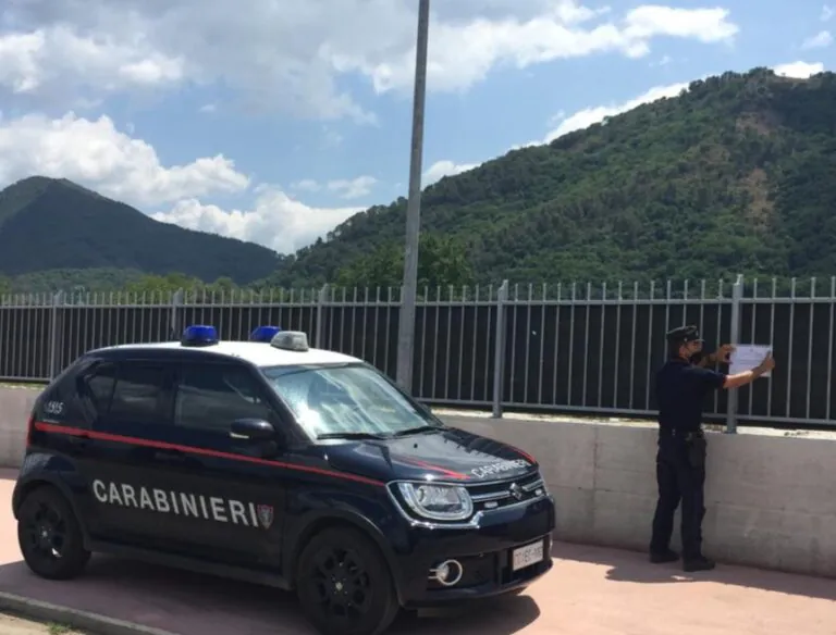 Costruiscono attività commerciale con rifiuti, blitz dei carabinieri: bloccano cantiere