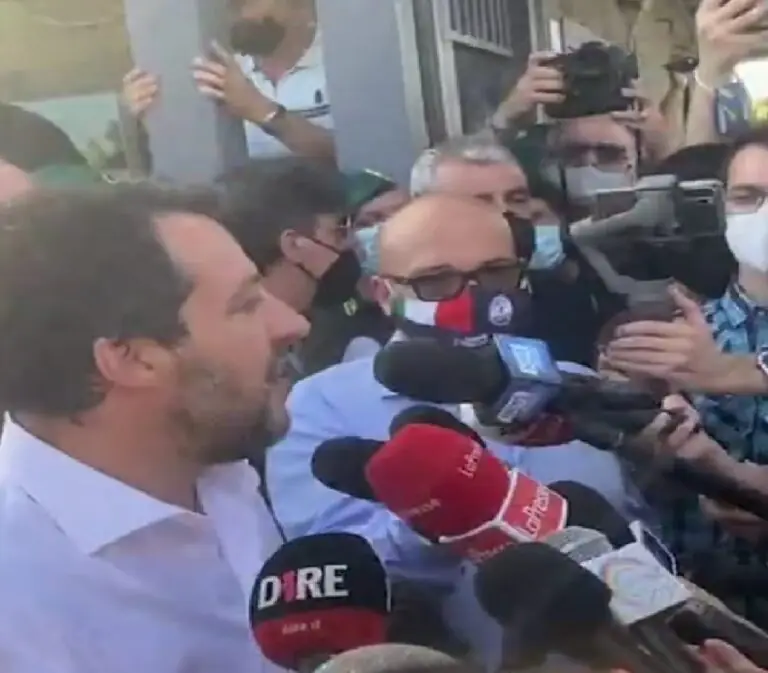 Salvini torna a Caserta e va all’hub vaccinale: “Sciacallo”