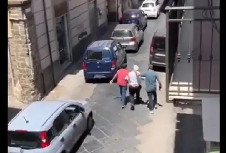 IL VIDEO DEI FERMI. Così carabinieri hanno bloccato gang in centro: 4 in caserma