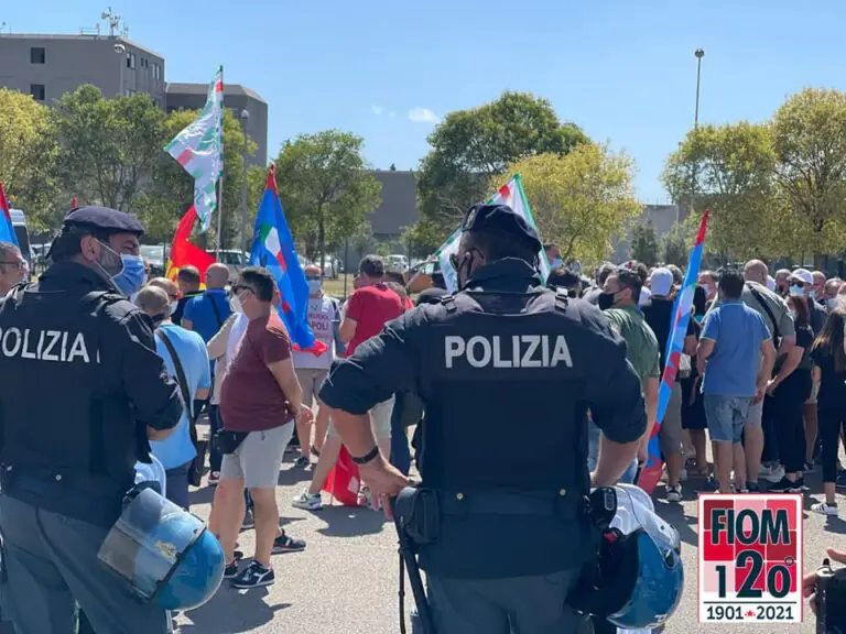 Lavoratori Whirpool davanti al carcere: “Vogliamo parlare con Draghi”. LE FOTO
