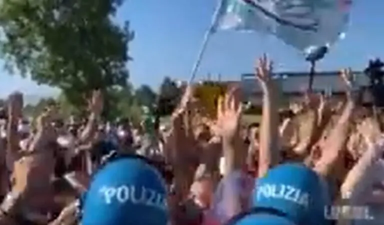 Operai bloccano strada e cantano inno, l’appello agli agenti: “Protestate con noi”