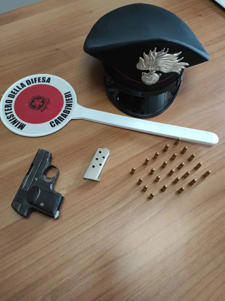 In giro sull’Appia con una pistola carica: fermato all’ingresso della Valle. FOTO