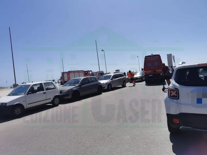 Tragedia in spiaggia, uomo muore annegato. Disperso il nipote dopo una mareggiata. FOTO