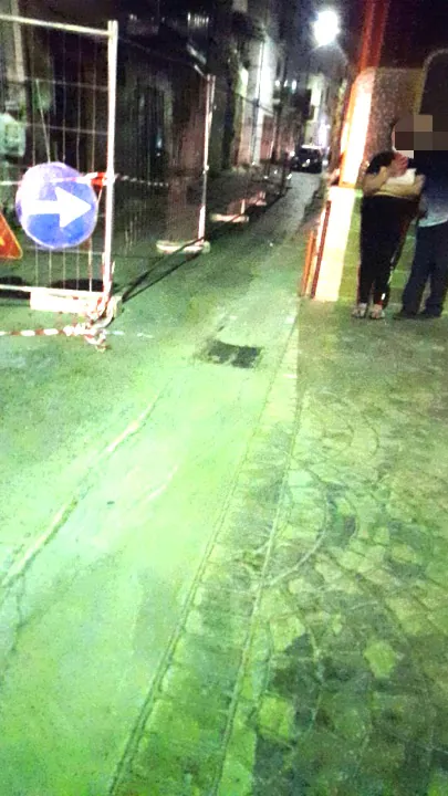 Voragine in una strada del centro, famiglie sgomberate