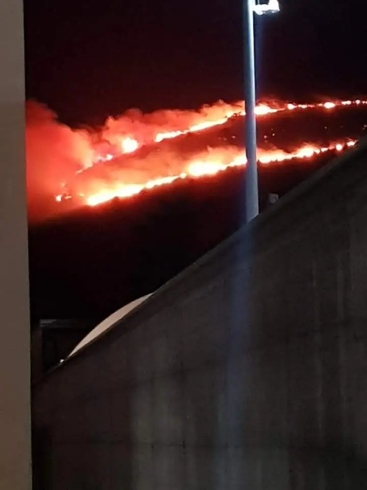 Valle in fiamme, diversi i fronti. Arriva una squadra di soccorso per le prime abitazioni delle borgate. VIDEO