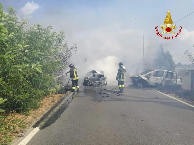 Auto avvolte dalle fiamme dopo l’impatto: c’erano 3 bambini. IL VIDEO