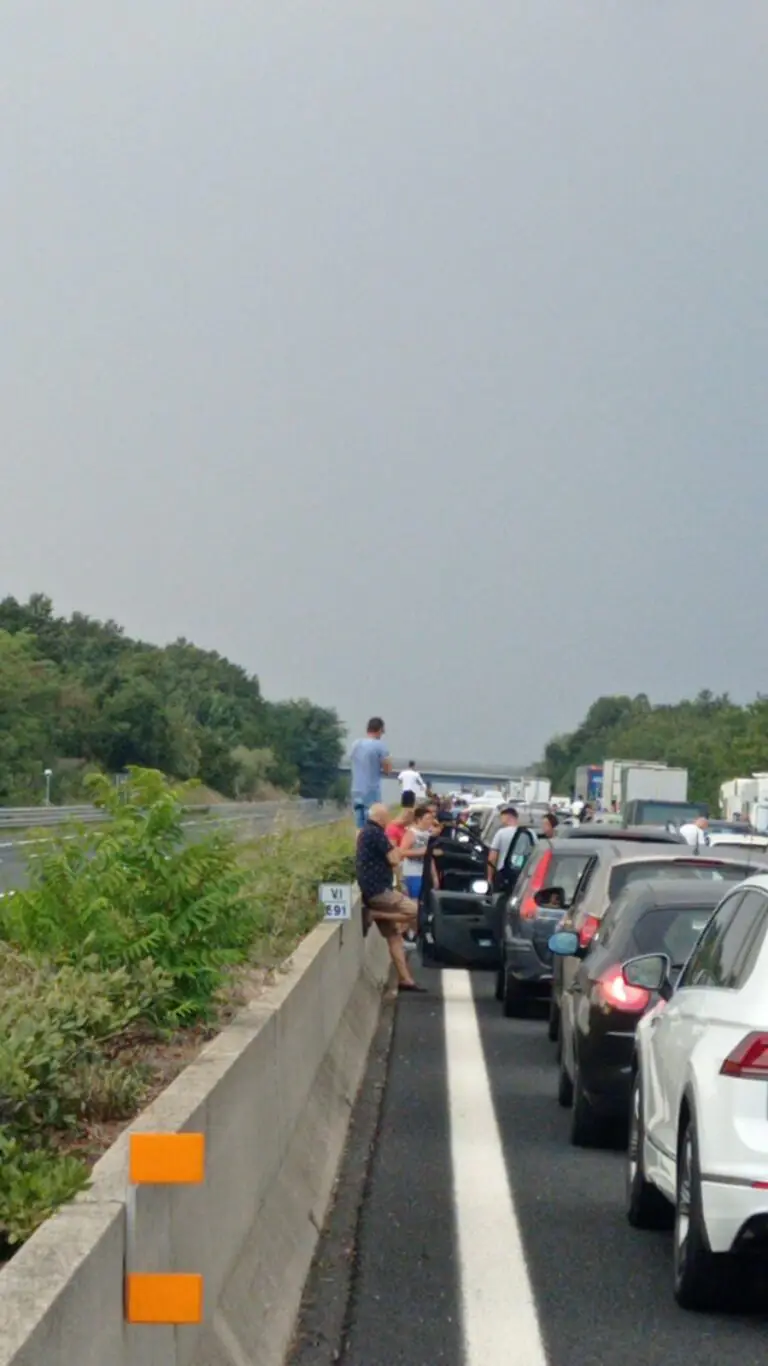 Incidente in autostrada nel Casertano: coda chilometrica