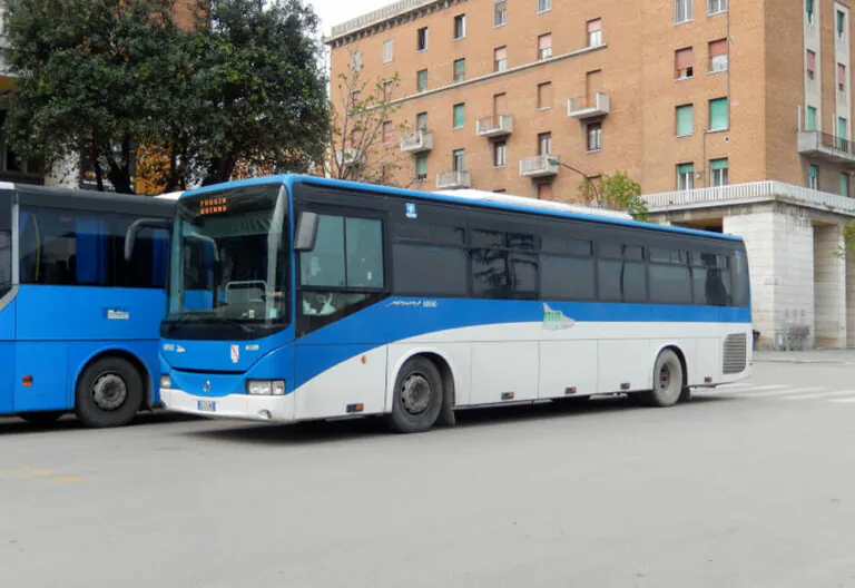 Controlli sui bus, passeggero aggredisce autista Air e scappa