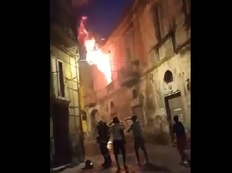 Casa in fiamme, bilancio pesante: così sono uscite proprietarie. Ricostruita la causa
