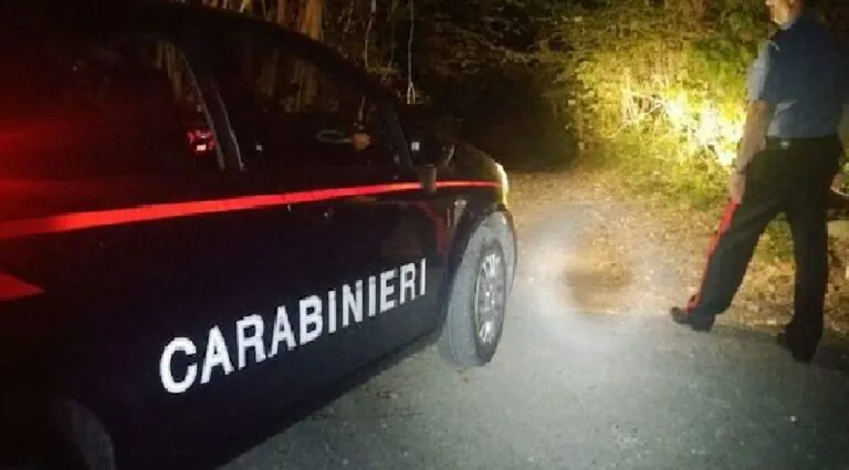 Trovato morto nel bosco: comunità sotto choc