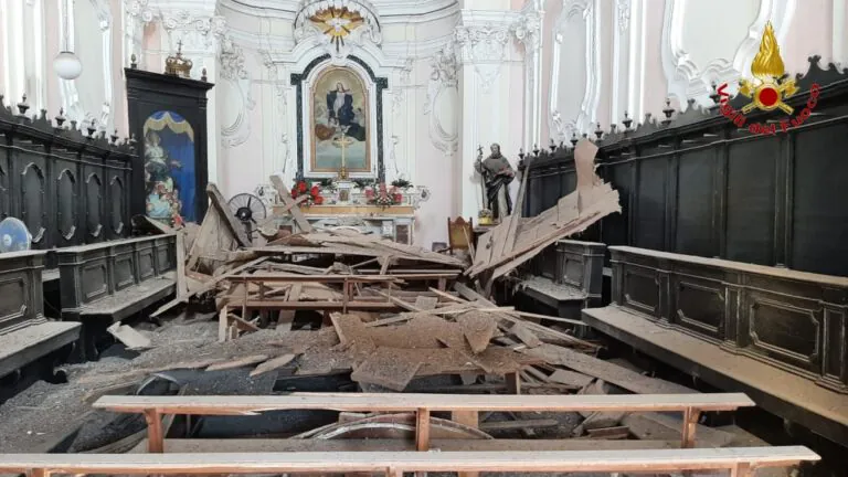 Crolla il soffitto della chiesa dell’Annunziata