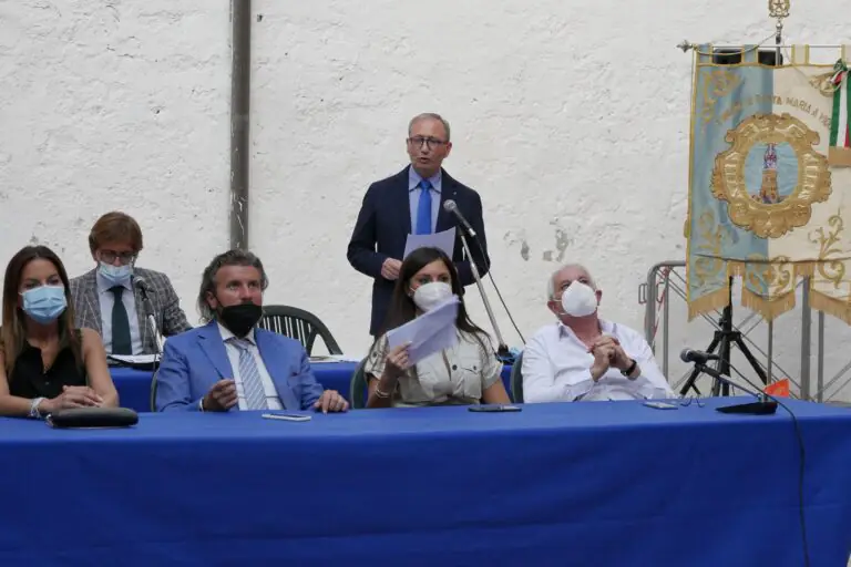 Consigliere chiede al presidente di essere spostata e di sedere tra le fila della maggioranza