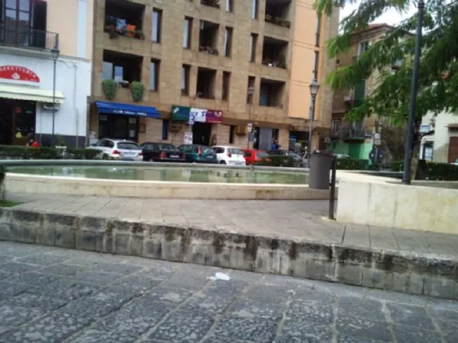 Vandali danneggiano la fontana in piazza: aperte le indagini