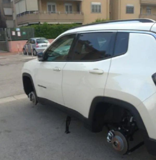 Ladri di pneumatici scatenati: scatta l’ennesimo raid