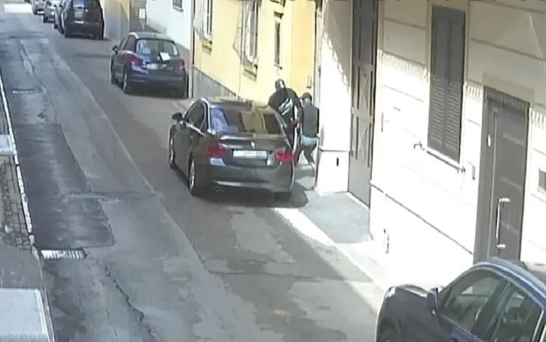 Eccoli in azione: banditi svaligiano abitazione mentre proprietari sono fuori. LE IMMAGINI
