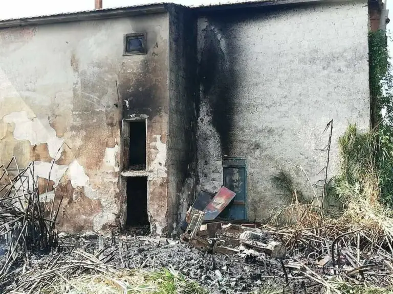 Casa prende fuoco, l’allarme dei vicini e l’intervento. Le foto