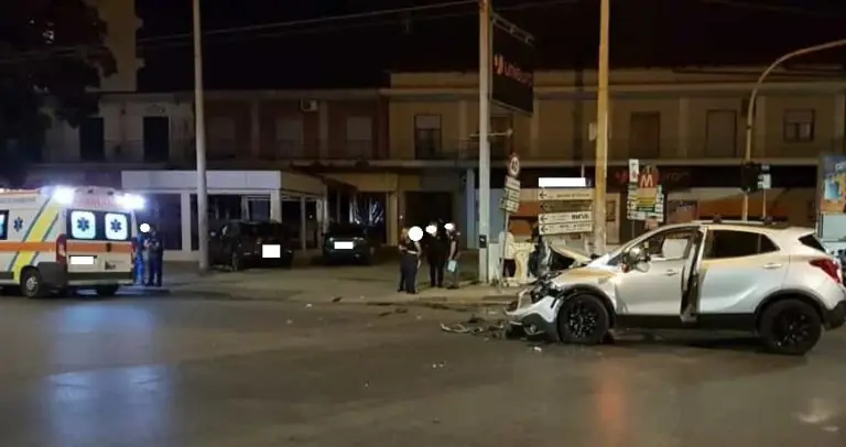 Scontro violento tra due auto: salvo per miracolo uno dei conducenti
