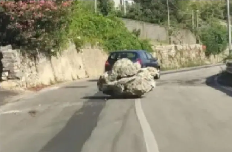 Masso cade in strada mentre piomba un’auto. FOTO