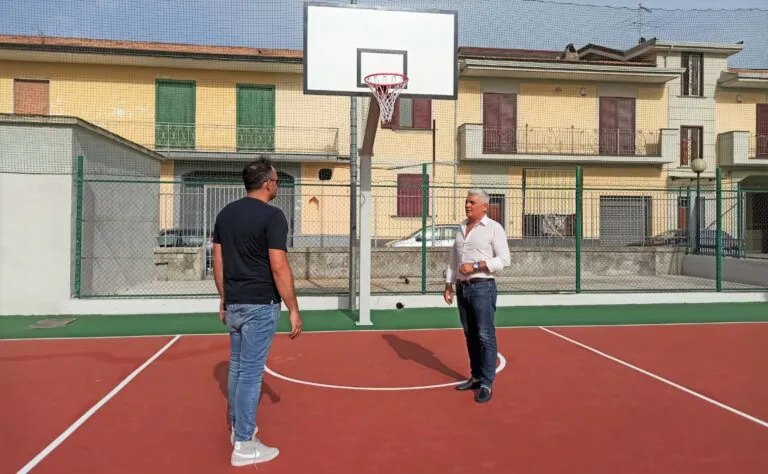 Playground torna alla città: campo di basket davanti scuola