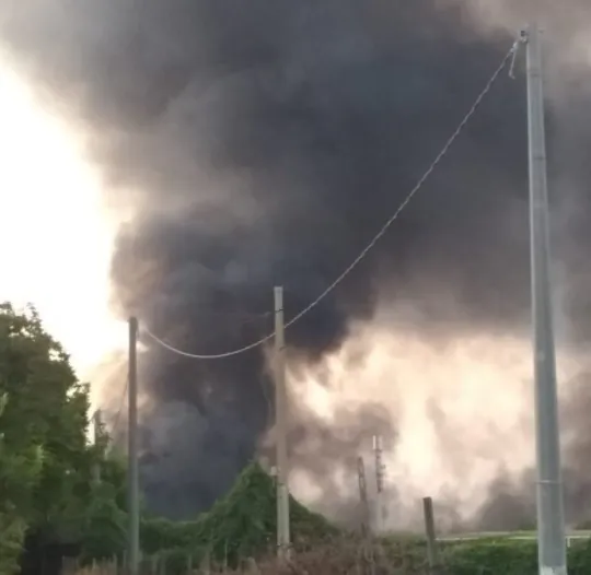 Plastica in fiamme, gigantesca nube di fumo entra nelle case