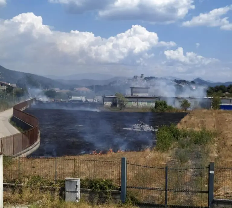 Fiamme minacciano “casa per anziani”, l’appello del sindaco. FOTO