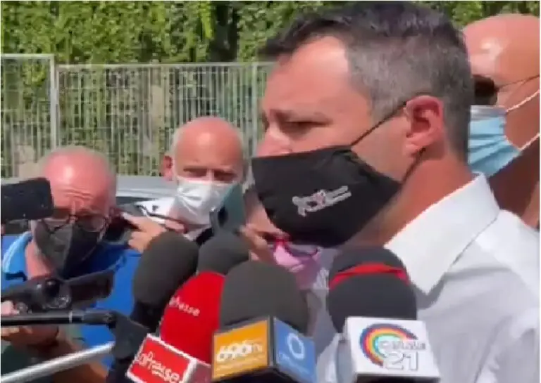 Salvini a Caserta per Zinzi e contro reddito: “Insulto pagare gente per stare a casa”