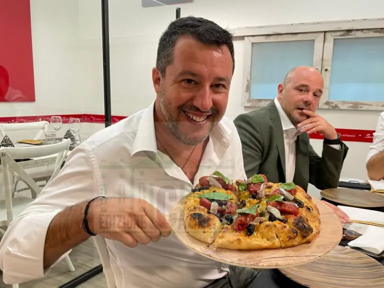 Salvini sceglie una pizza cult per il suo pranzo (col Green-Pass) a Caserta. FOTO