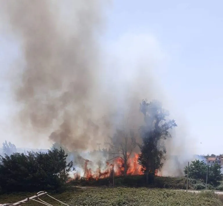 Allarme nel Casertano: incendio minaccia la centrale di gas metano