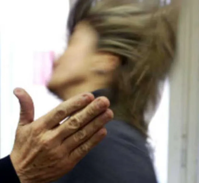 Insultano e schiaffeggiano minorenne: “Episodio inqualificabile, città ostaggio di violenti”. Video