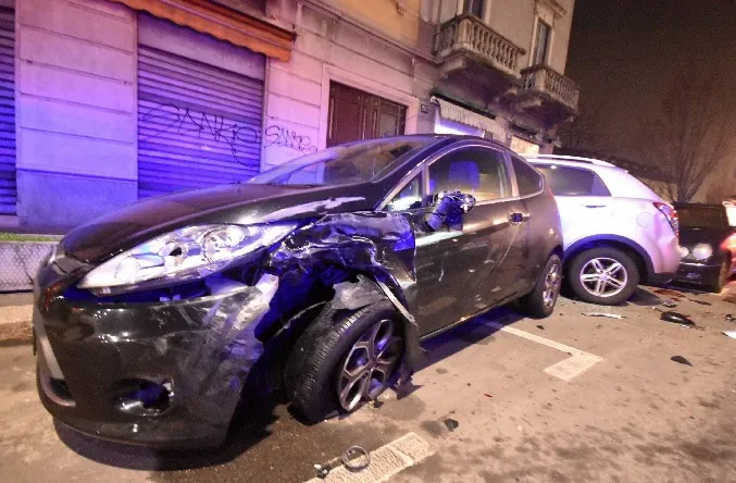 Schianto contro auto in sosta, poi la fuga: due giovani ricercati
