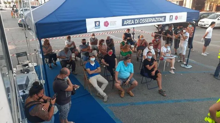 Vaccini in tour, somministrate 500 dosi davanti ai lidi. FOTO