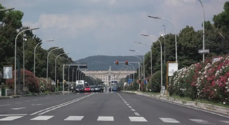 Viale Carlo III nel degrado: il grido di dolore delle associazioni