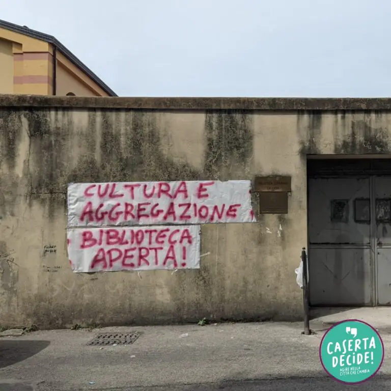 Striscione di protesta all’esterno della Biblioteca: “Riapritela”