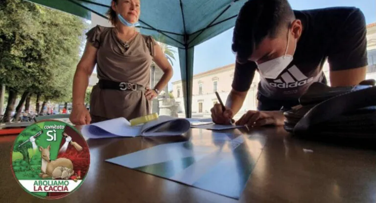 “No alla caccia”: la campagna referendaria allestita in piazza