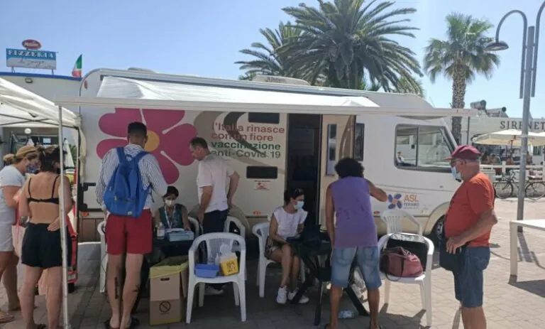 Casertano, vaccinazione flop tra gli studenti: “Pure genitori immunizzati lo rifiutano ai figli”