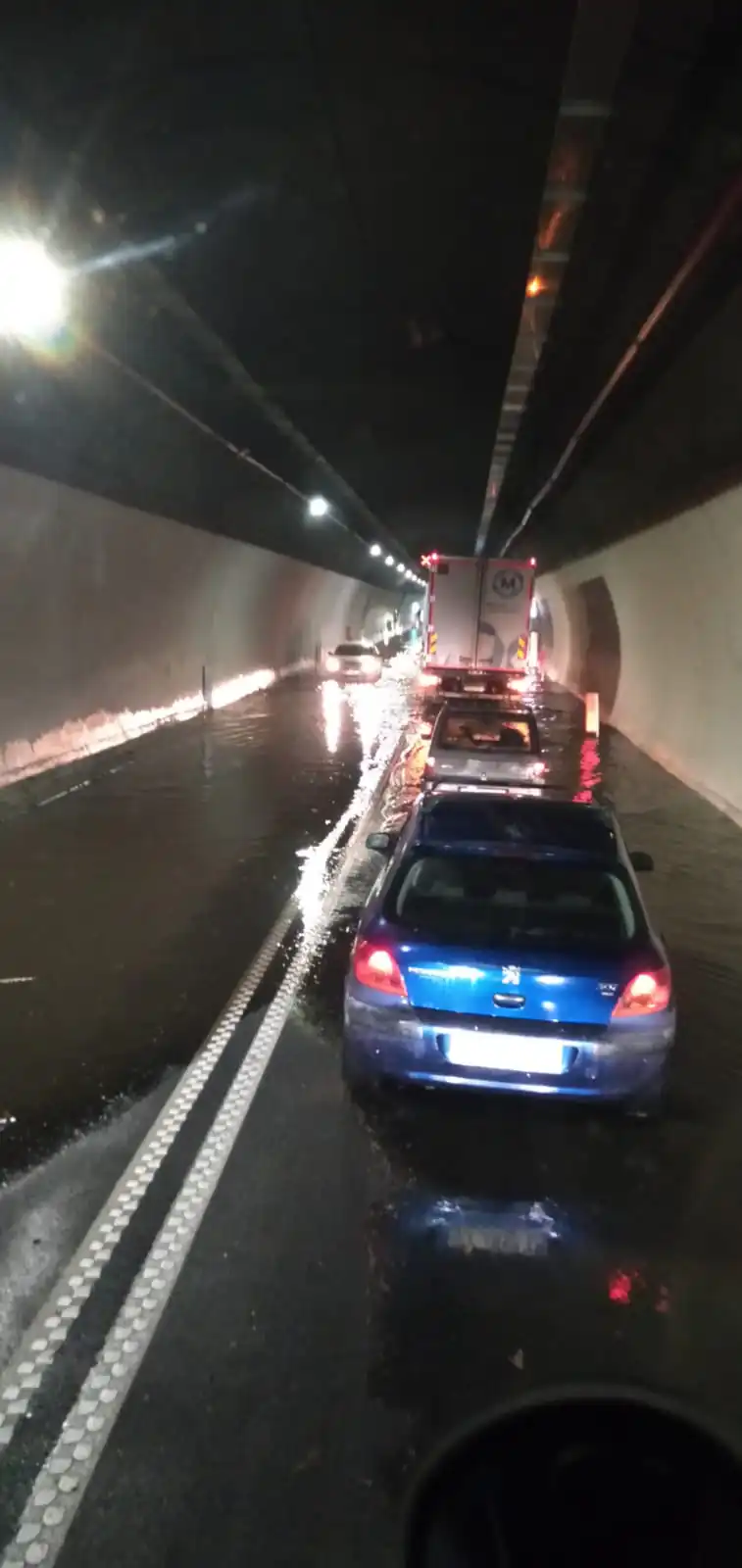 Allagamenti, caos tra gli automobilisti nella galleria. I VIDEO