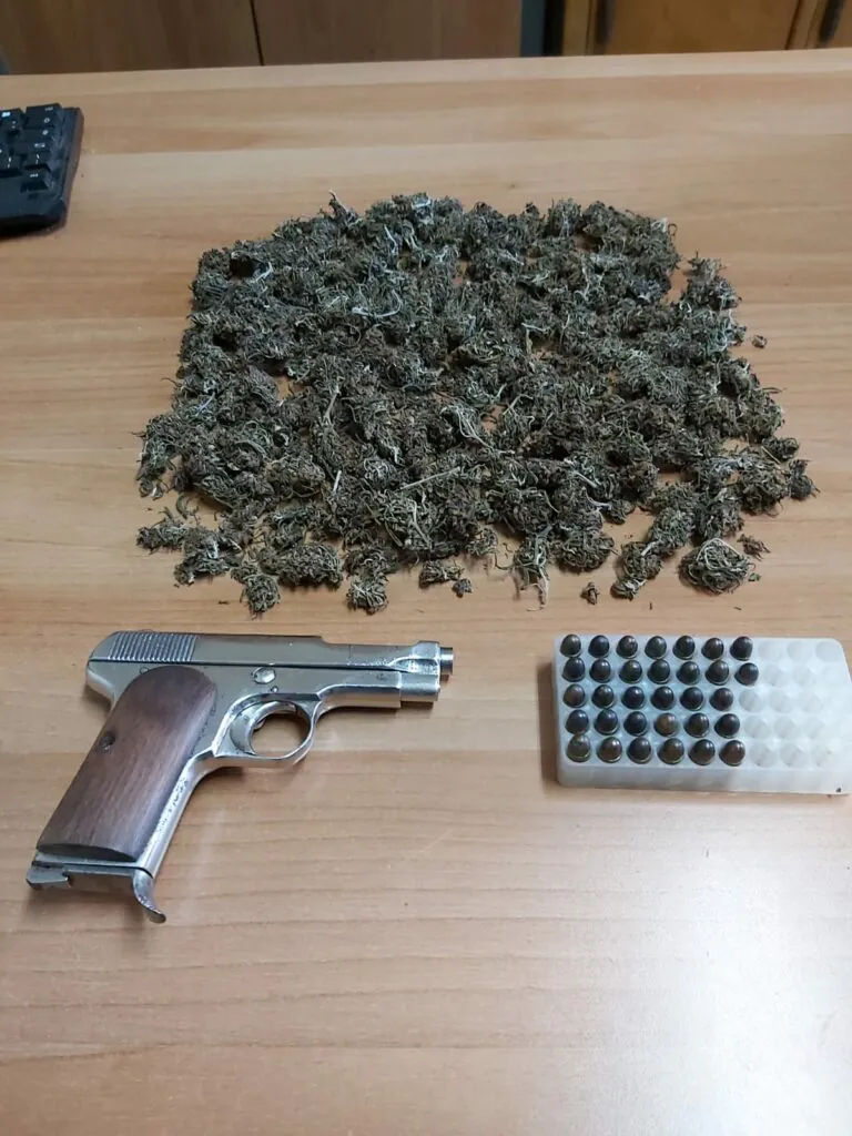 Sequestrato garage utilizzato come covo: trovate pistola carica e marijuana