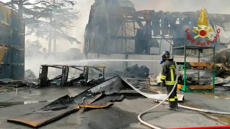 Ditta incenerita dal rogo, intervento ultimato. Il punto sulle indagini. FOTO E VIDEO