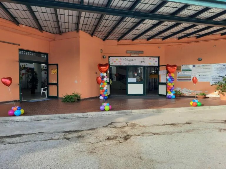 Meglio tardi che mai. Commissario chiude la scuola per 2 giorni per i topi di ieri: ma oggi era aperta…