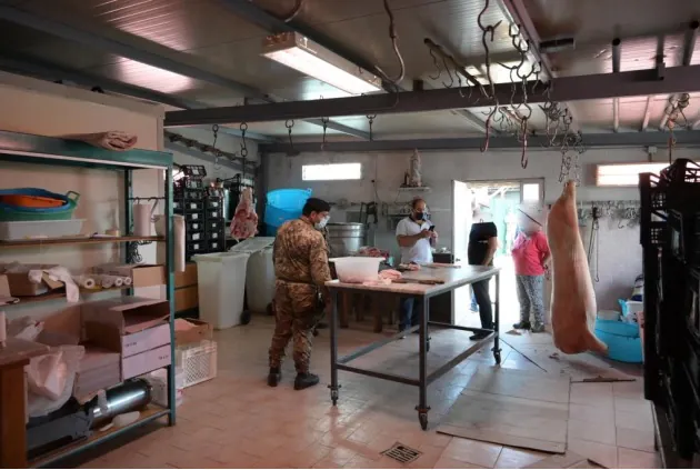 Militari sequestrano macello: trovata carne in cattive condizioni. FOTO