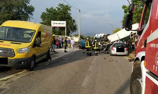 Furgone contro due auto, carambola choc: feriti estratti da lamiere