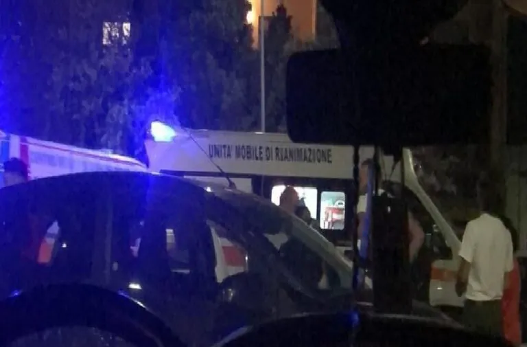 Accoltellata dal badante del marito, sangue in centro