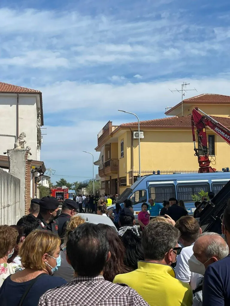 Una famiglia nella dimora di parenti morti per virus, l’altra trova casa grazie a Curia