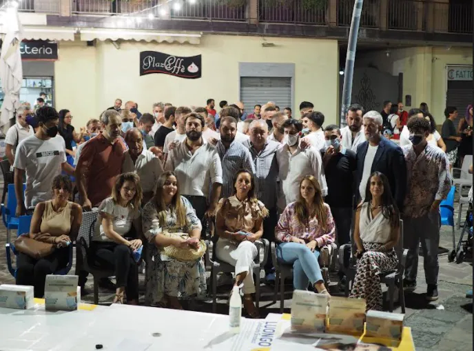 Il comizio elettorale nella piazza ripulita: “C’è bisogno di normalità”
