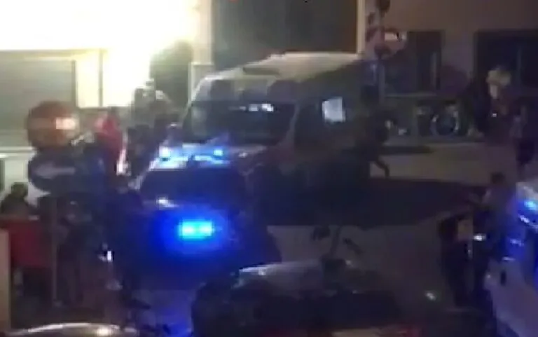 Arma contro vicini, feriti padre e figlio: aggressore nei guai