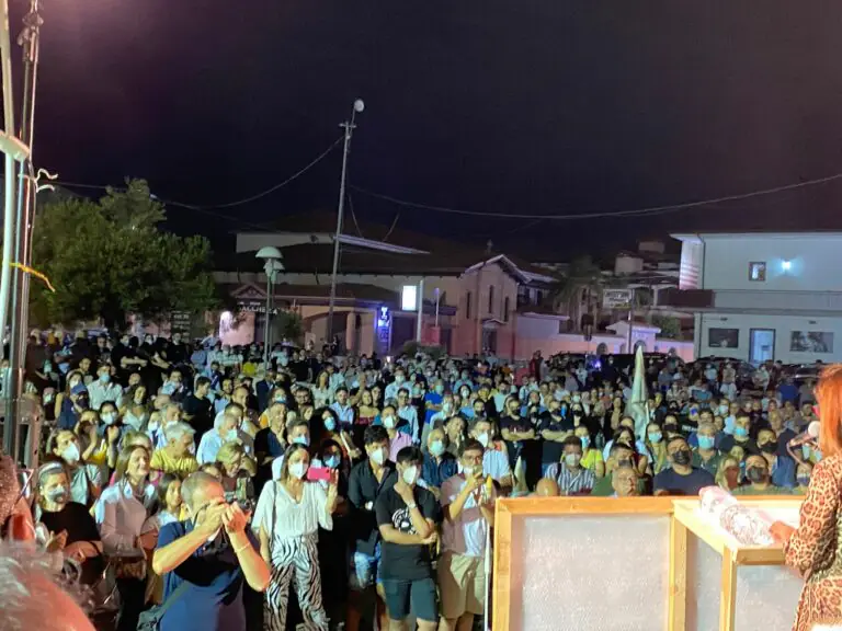 Comizio in piazza, la parola d’ordine di Luongo: “Rimbocchiamoci le maniche”